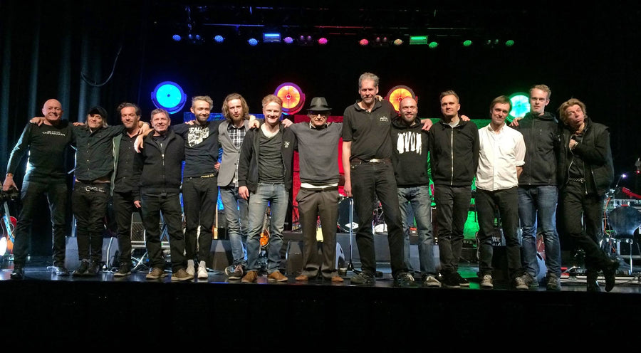 Band og crew på LIVE TOUR 2015. Fælles turnéfoto, delt på Facebook 4. april 2015; ikke et dokumenteret foto fra denne koncert. Lars H.U.G.