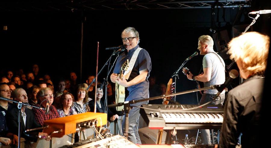Foto fra annonceringen af koncert og signering på Tobakken i Esbjerg. Delt på Facebook 25. marts 2015; billedet er ikke dokumenteret som taget til selve Esbjerg-koncerten. Lars H.U.G.